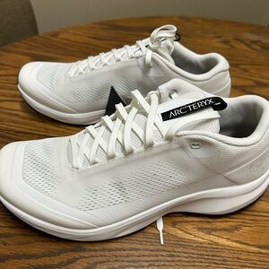 Arc'teryx Aerios Aura white sneakers/trail running shoes.